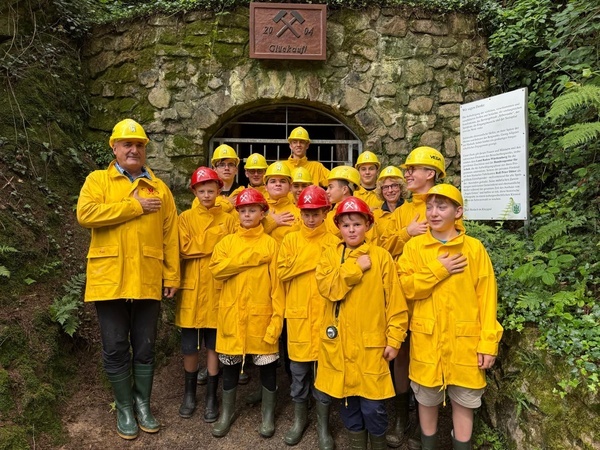 Die Projektgruppe vor dem Besucherbergwerk in Haslach Die Projektgruppe vor dem Besucherbergwerk in Haslach
